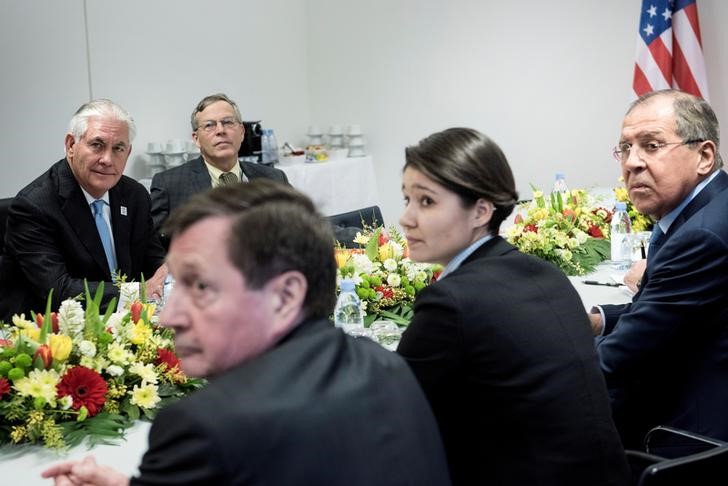 © Reuters. Госсекретарь США Рекс Тиллерсон и глава МИД РФ Сергей Лавров на встрече в Бонне