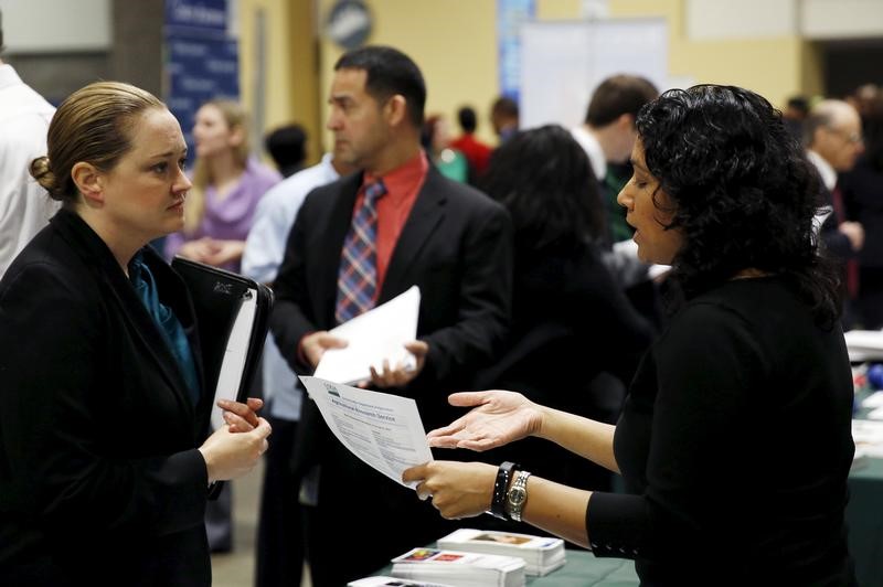 © Reuters. طلبات إعانة البطالة الأمريكية ترتفع بأقل من المتوقع