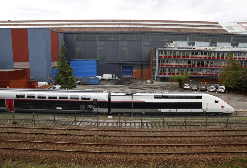 © Reuters. LA SNCF ACHETÈRA LES 15 TGV COMMANDÉS POUR SAUVER ALSTOM BELFORT