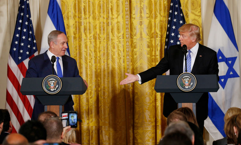 © Reuters. U.S. President Trump reaches to greet Israeli Prime Minister Netanyahu after joint news conference at the White House in Washington