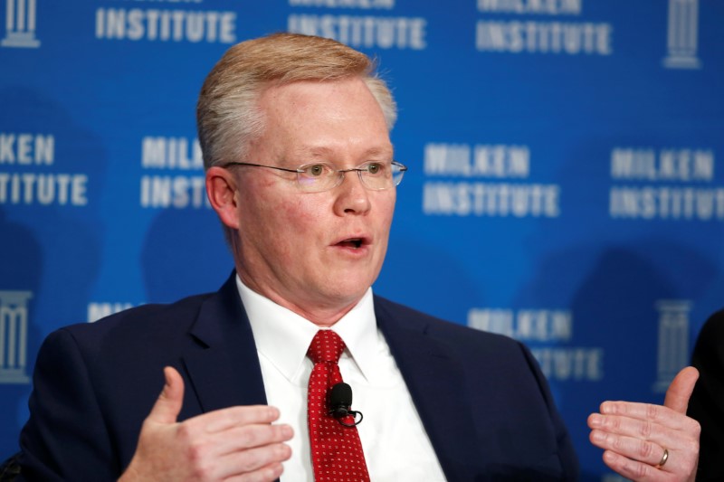 © Reuters. Piwowar, Commissioner of the U.S. Secuirites and Exchange Commission, speaks at the Milken Institute Global Conference in Beverly Hills