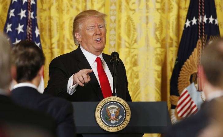 © Reuters. U.S. President Trump departs news conference at the White House in Washington