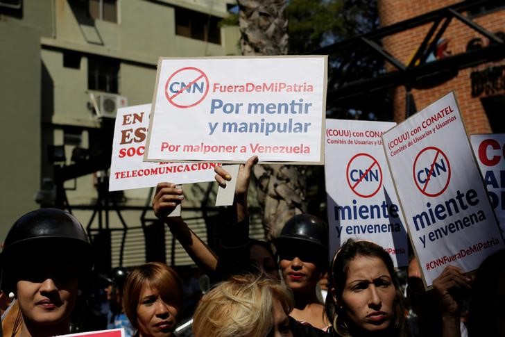 © Reuters. Manifestantes defendem ação do governo venezuelano contra CNN