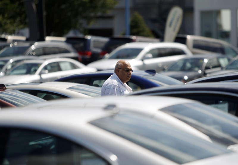 © Reuters. A potential car buyer looks at vehicles on a lot in Silver Spring