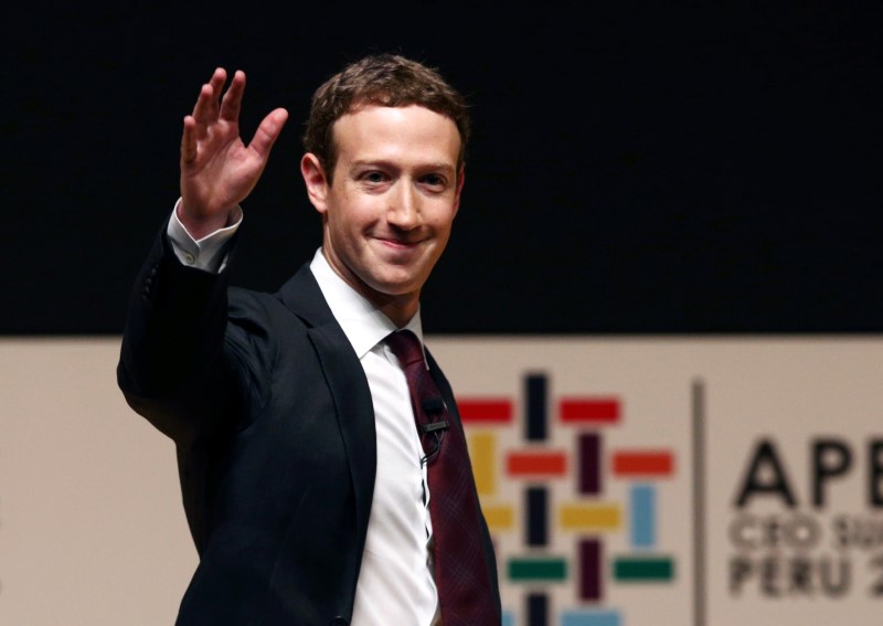 © Reuters. Facebook founder Mark Zuckerberg waves to the audience during a meeting of the APEC (Asia-Pacific Economic Cooperation) Ceo Summit in Lima