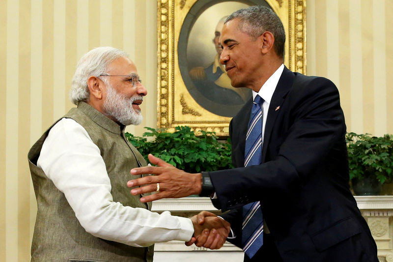 © Reuters. FILE PHOTO: Obama shakes hands with India's PM Modi after their remarks to reporters following a meeting in the Oval Office at the White House in Washington