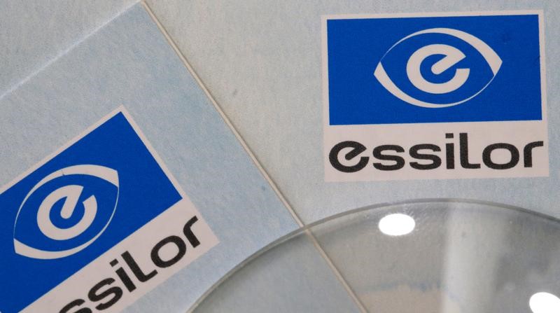 © Reuters. Lens producers Essilor' s logo is seen in an optician shop in Paris