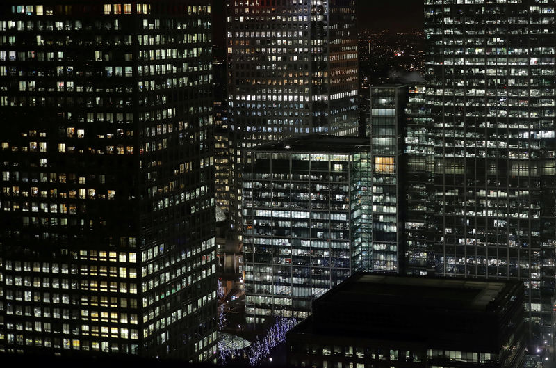 © Reuters. FILE PHOTO:  Offices in the financial district of Canary Wharf in London
