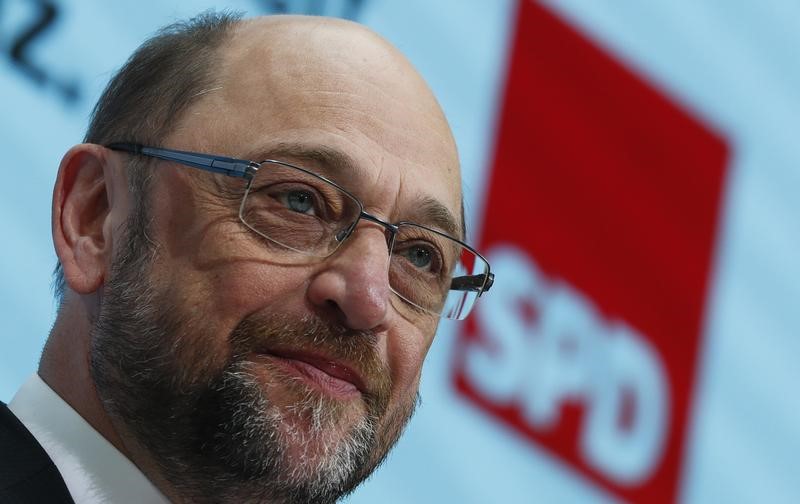 © Reuters. استطلاع: مرشح الحزب الديمقراطي الاشتراكي في ألمانيا سيتغلب على ميركل