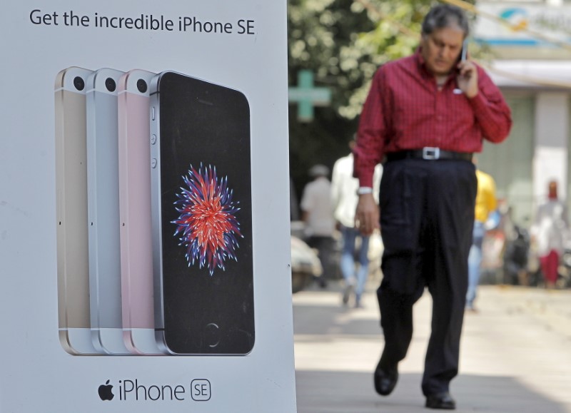 © Reuters. Apple empezará a fabricar iPhones SE en India en los próximos meses