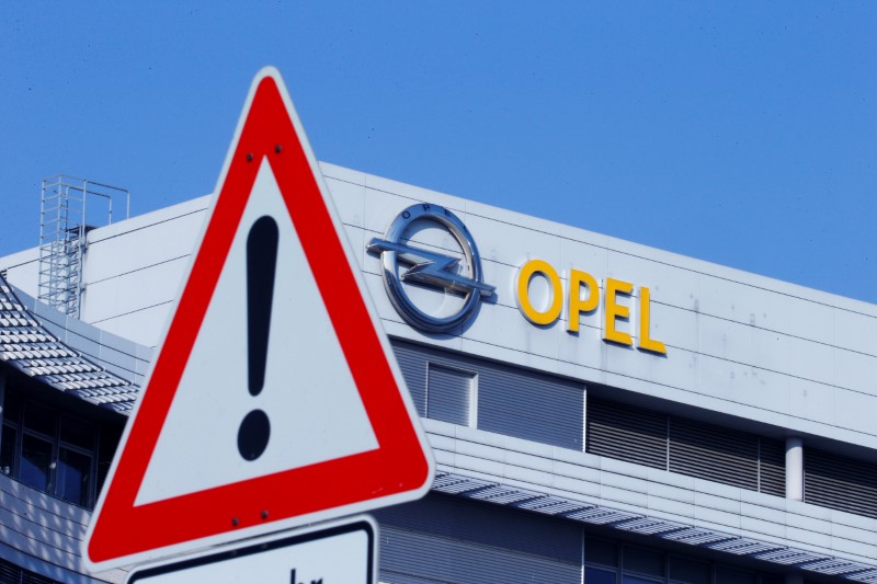 © Reuters. The logo of German car manufacturer Opel is pictured at the company headquarters in Ruesselsheim