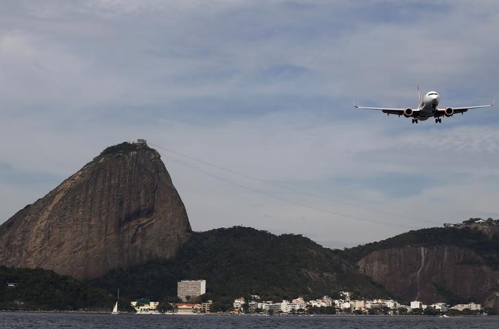 © Reuters. Avião da Gol voa próximo ao Pão de Açúcar ao se preparar para pousar no aeroporto Santos Dumont, no Rio de Janeiro, Brasil