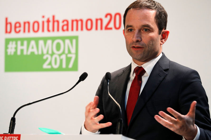 © Reuters. French Socialist party 2017 presidential candidate Benoit Hamon attends a news conference to present his campaign team for the forthcoming Presidential elections in Paris