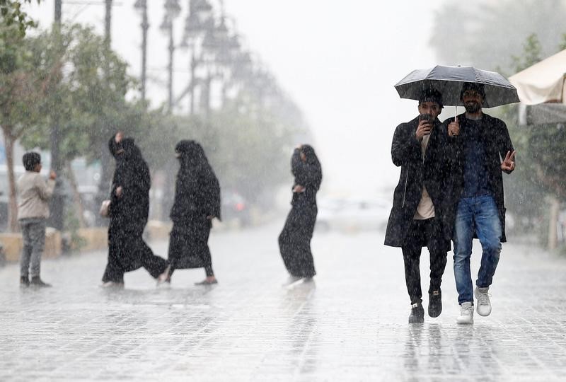 © Reuters. السيول تتسبب في حادث قطار بالسعودية وإصابة 18