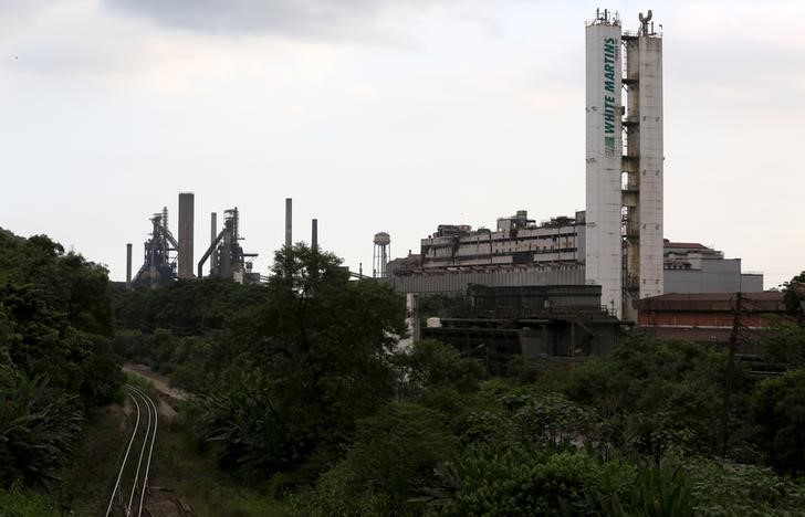 © Reuters. Vista geral da Usiminas, maior produtora de aços planos do país em capacidade instalada, em Cubatão