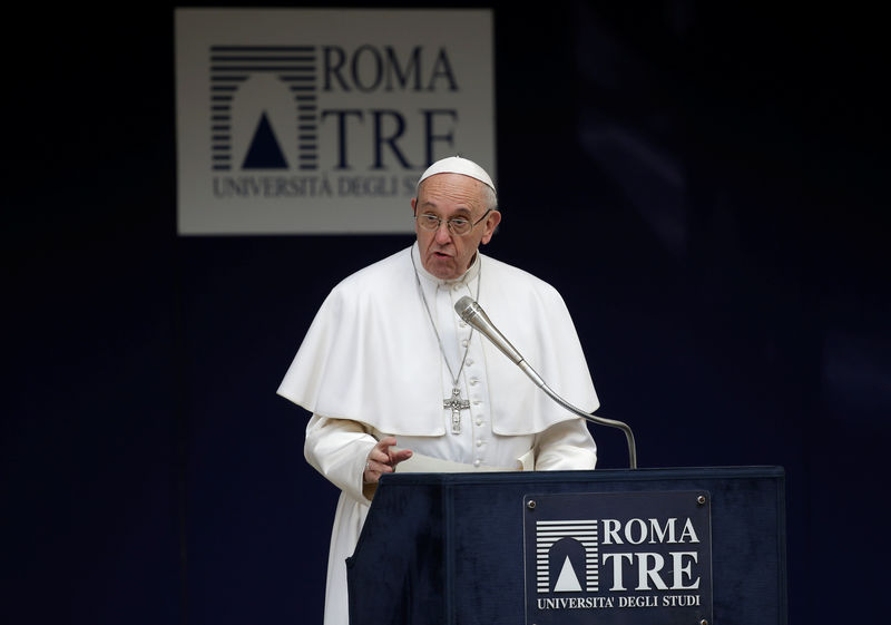 © Reuters. البابا فرنسيس للسياسيين: كفوا عن التراشق  واستمعوا لبعضكم بعضا