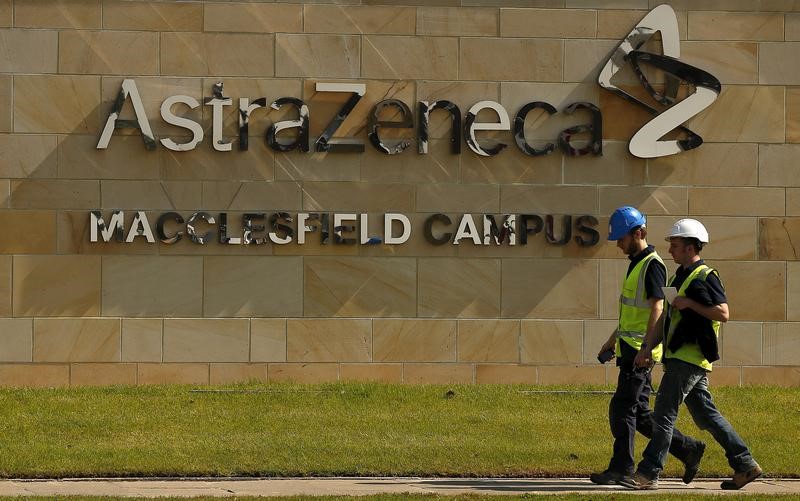 © Reuters. A sign is seen at an AstraZeneca site in Macclesfield