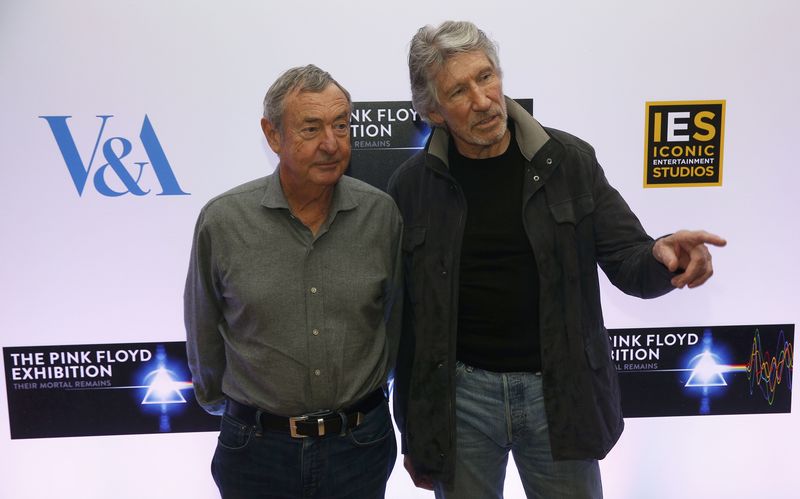 © Reuters. Roger Waters (direita) e Nick Mason, cofundadores do Pink Floyd, durante evento em Londres