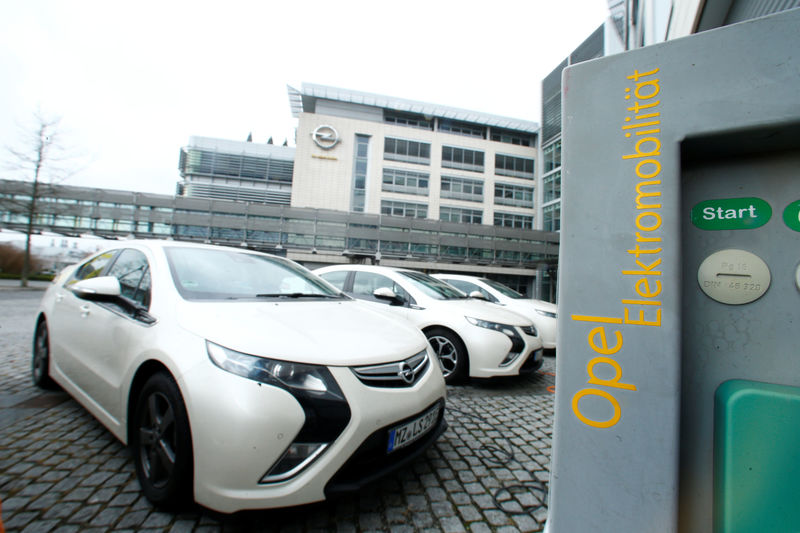 © Reuters. The Opel electric cars park outside the company headquarters in Ruesselsheim