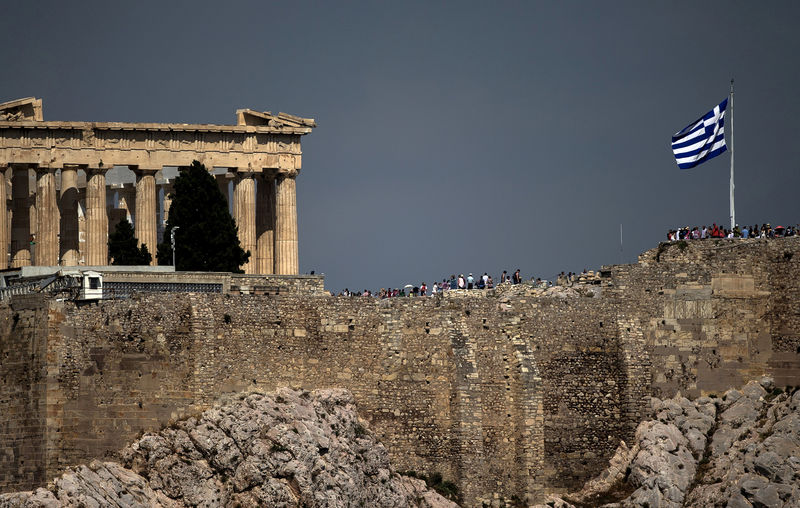 © Reuters. FILE PHOTO:A Greek flag flutters in front of the ancient Parthenon temple atop the Acropolis hill archaeological site in Athens
