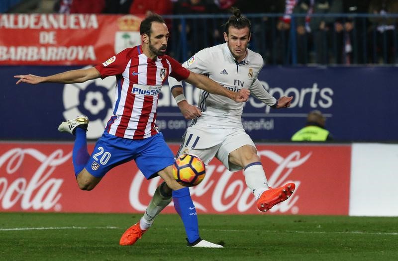 © Reuters. Real Madrid's Gareth Bale in action with Atletico Madrid's Juanfran