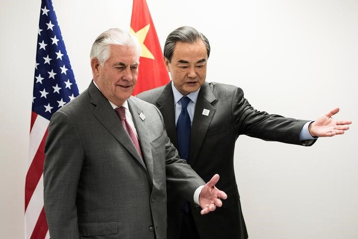 © Reuters. Secretário de Estado dos EUA, Rex Tillerson, e o ministro das Relações Exteriores da China, Wang Yi