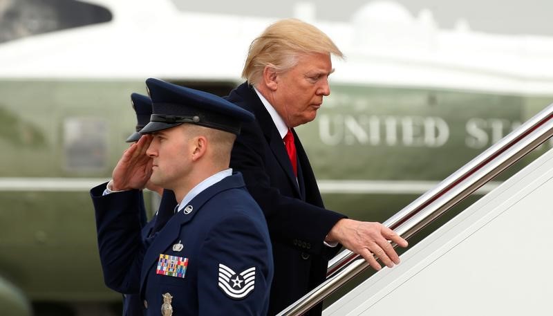 © Reuters. U.S. President Donald Trump departs Washington aboard Air Force One