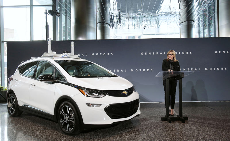 © Reuters. General Motors Chairman and CEO Mary Barra announces that Chevrolet will begin testing a fleet of Bolt autonomous vehicles in Michigan during a news conference in Detroit