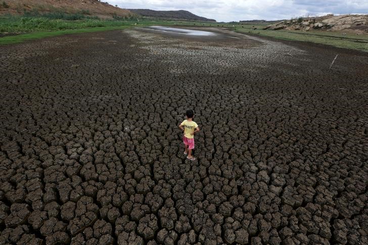 © Reuters. Menino em terra rachada de reservatório do Boqueirão