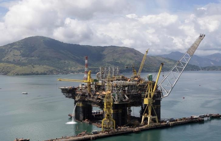 © Reuters. Visão aérea da fase final da construção de plataforma da Petrobras em Angra dos Reis