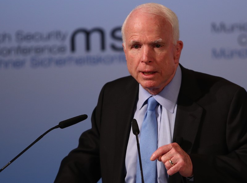 © Reuters. O senador norte-americano John McCain durante cerimônia de abertura da 53ª Conferência de Segurança de Munique, em Munique, na Alemanha