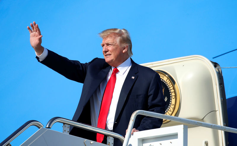 © Reuters. U.S. President Trump waves as he steps from Air Force One upon his arrival in West Palm Beach