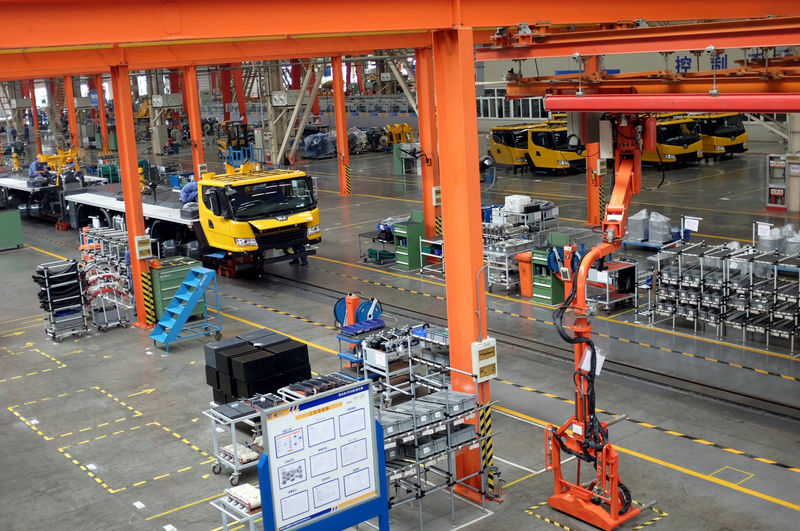 © Reuters. FILE PHOTO -  Factory floor of XCMG Group is seen in Xuzhou, Jiangsu province, China