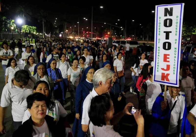 © Reuters. آلاف من الكاثوليك في الفلبين ينظمون مسيرة ضد عقوبة الإعدام والحرب على المخدرات