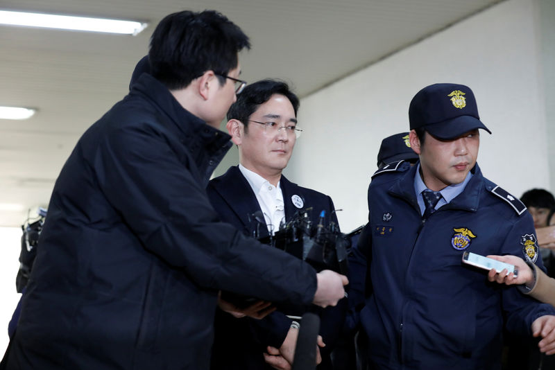 © Reuters. Samsung Group chief, Jay Y. Lee arrives at the office of the independent counsel team in Seoul