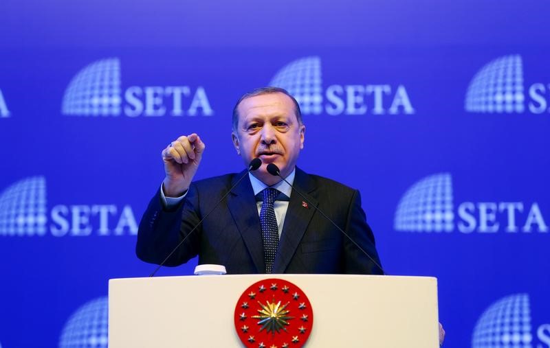 © Reuters. تحليل-إردوغان يجازف بفقد الناخبين المتأرجحين بخطابه الحاد عن الاستفتاء