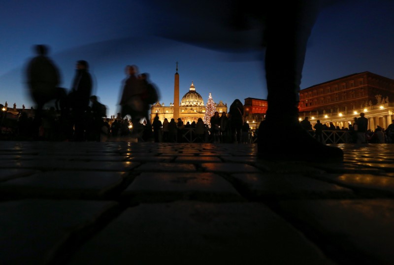 © Reuters. The Vatican Christmas tree is lit up during a ceremony in Saint Peter's Square at the Vatican