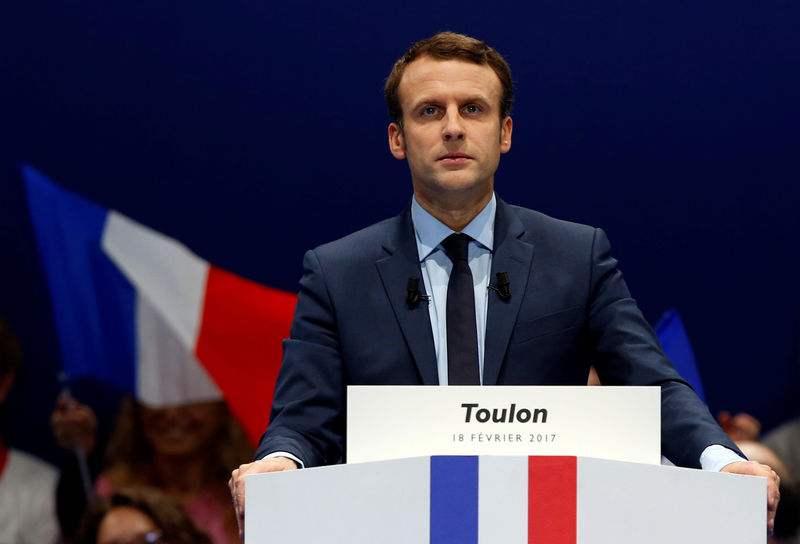 © Reuters. Emmanuel Macron, head of the political movement En Marche !, or Forward !, and candidate for the 2017 French presidential election, attends a political rally in Toulon