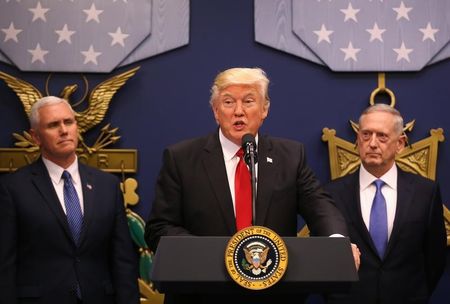 © Reuters. U.S. President Trump speaks at swearing-in ceremony for Defense Secretary Mattis at the Pentagon in Washington