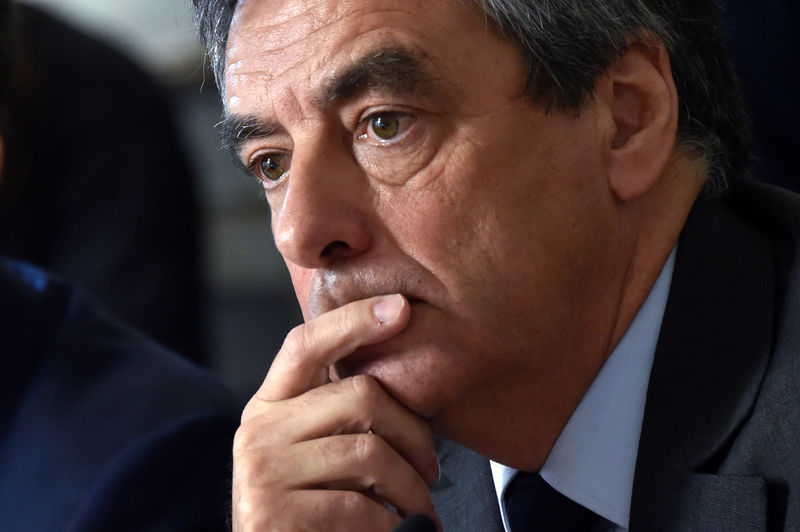 © Reuters. Francois Fillon, former French prime minister, member of The Republicans political party and 2017 presidential election candidate of the French centre-right, attends a meeting at the city hall in Tourcoing