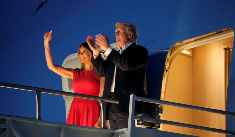 © Reuters. U.S. President Donald Trump and first lady Melania Trump acknowledge supporters as they depart on Air Force One after attending a "Make America Great Again" rally at Orlando Melbourne International Airport in Melbourne, Florida