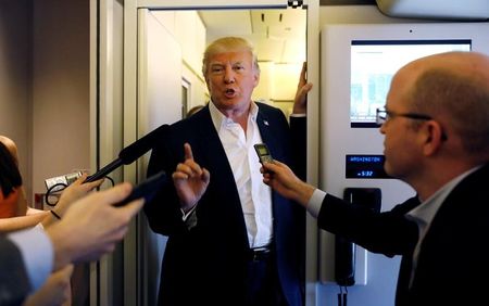 © Reuters. U.S. President Donald Trump speaks with reporters aboard Air Force One on his way to a 