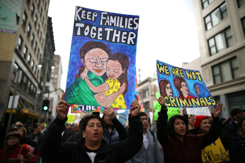 © Reuters. People participate in a protest march calling for human rights and dignity for immigrants, in Los Angeles