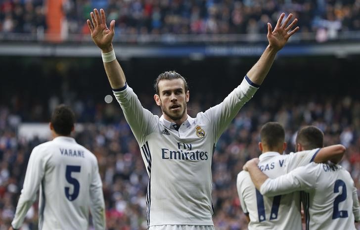 © Reuters. Bale marca y el Real Madrid se aferra a la primera posición