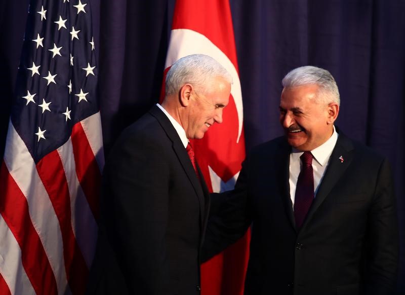 © Reuters. مصادر: رئيس وزراء تركيا ونائب الرئيس الأمريكي يبحثان تحسين العلاقات