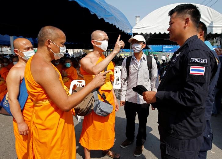 © Reuters. شرطة تايلاند تأمر آلاف الزوار بإخلاء معبد بوذي لتبحث عن راهب