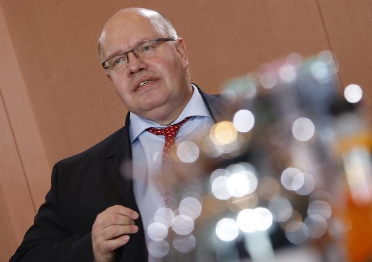 © Reuters. German Head of the Federal Chancellery Altmaier attends a cabinet meeting at the Chancellery in Berlin