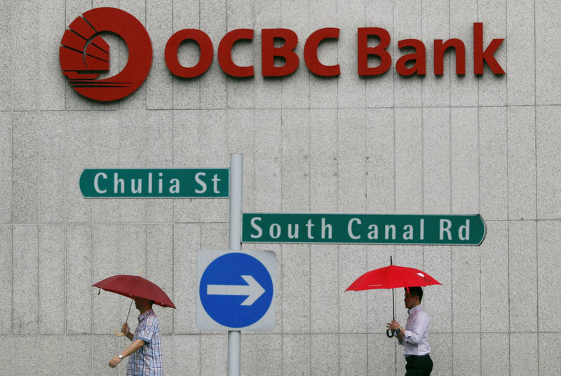 © Reuters. Office workers pass OCBC building in Singapore
