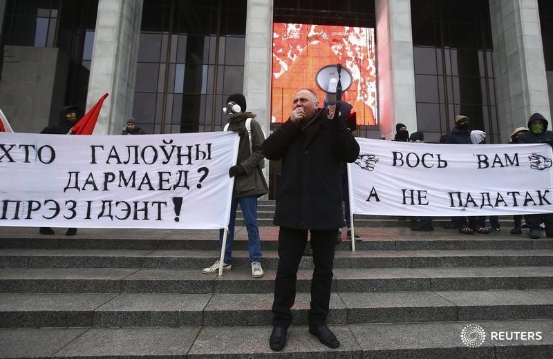 © Reuters. Белорусский оппозиционер Николай Статкевич на акции протеста против налога на тунеядцев в Минске