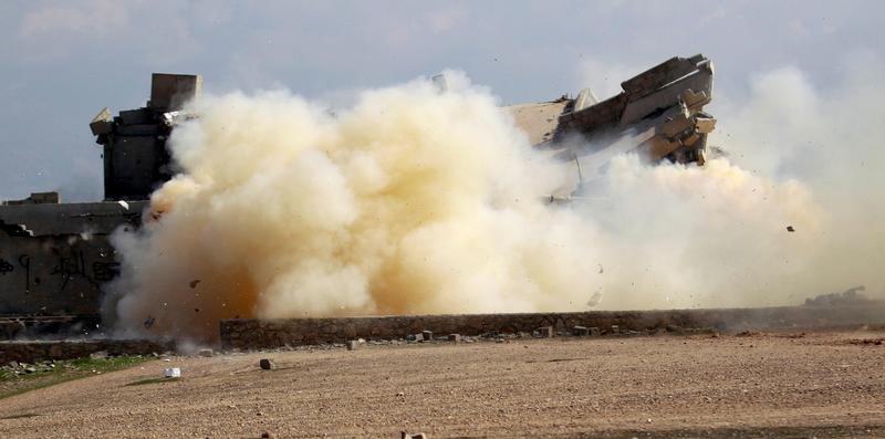 © Reuters. بنسف البيوت ونبش القبور.. العراقيون يتخلصون من الدولة الإسلامية